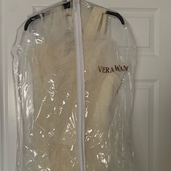 Vera Wang Hayden Wedding Dress - Picture 9 of 16